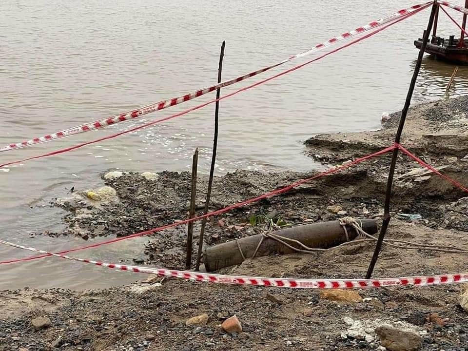 Quả bom nặng hơn 100kg được phát hiện ngay chân cầu Văn Lang