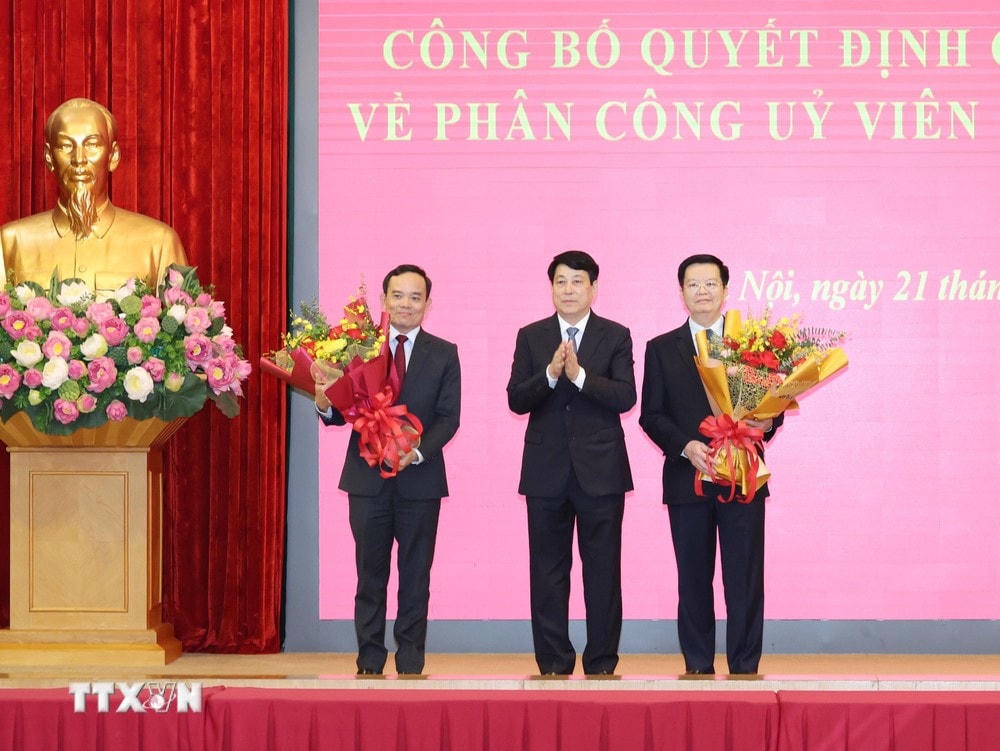 Ủy viên Bộ Chính trị, Thường trực Ban Bí thư Lương Cường tặng hoa chúc mừng các đồng chí Trần Lưu Quang (bên trái), Trưởng Ban Kinh tế Trung ương và Mai Văn Chính (bên phải), Trưởng Ban Dân vận Trung ương. (Ảnh: Trí Dũng/TTXVN) TTXVN_2108Bochinhtri10.jpg