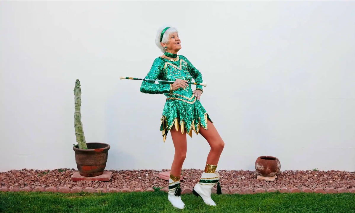 Cổ động viên Mary Zirbel của Sun City Poms. Ảnh: The Guardian.