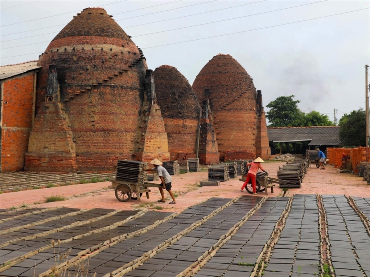 Sản xuất gốm đỏ ở Mang Thít.