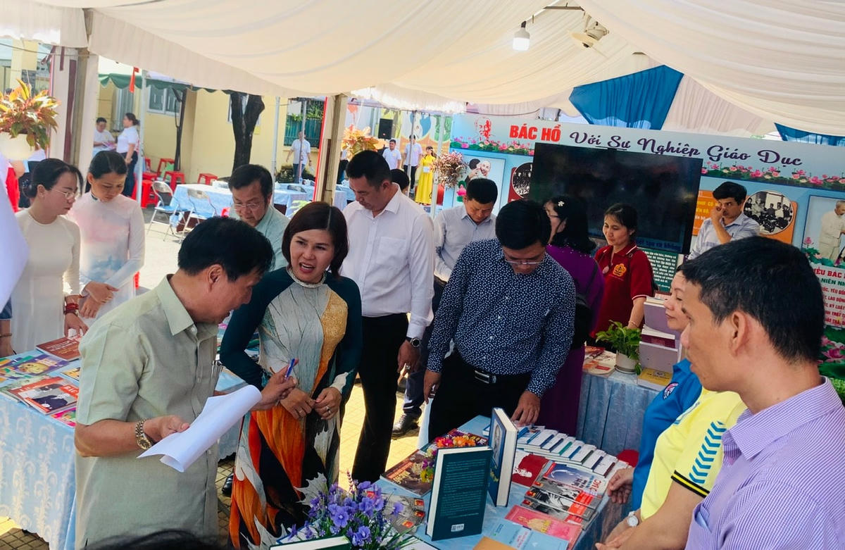 Khách tham quan và trao đổi gian trưng bày giới thiệu về Chủ tịch Hồ Chí Minh với thiếu niên và nhi đồng.