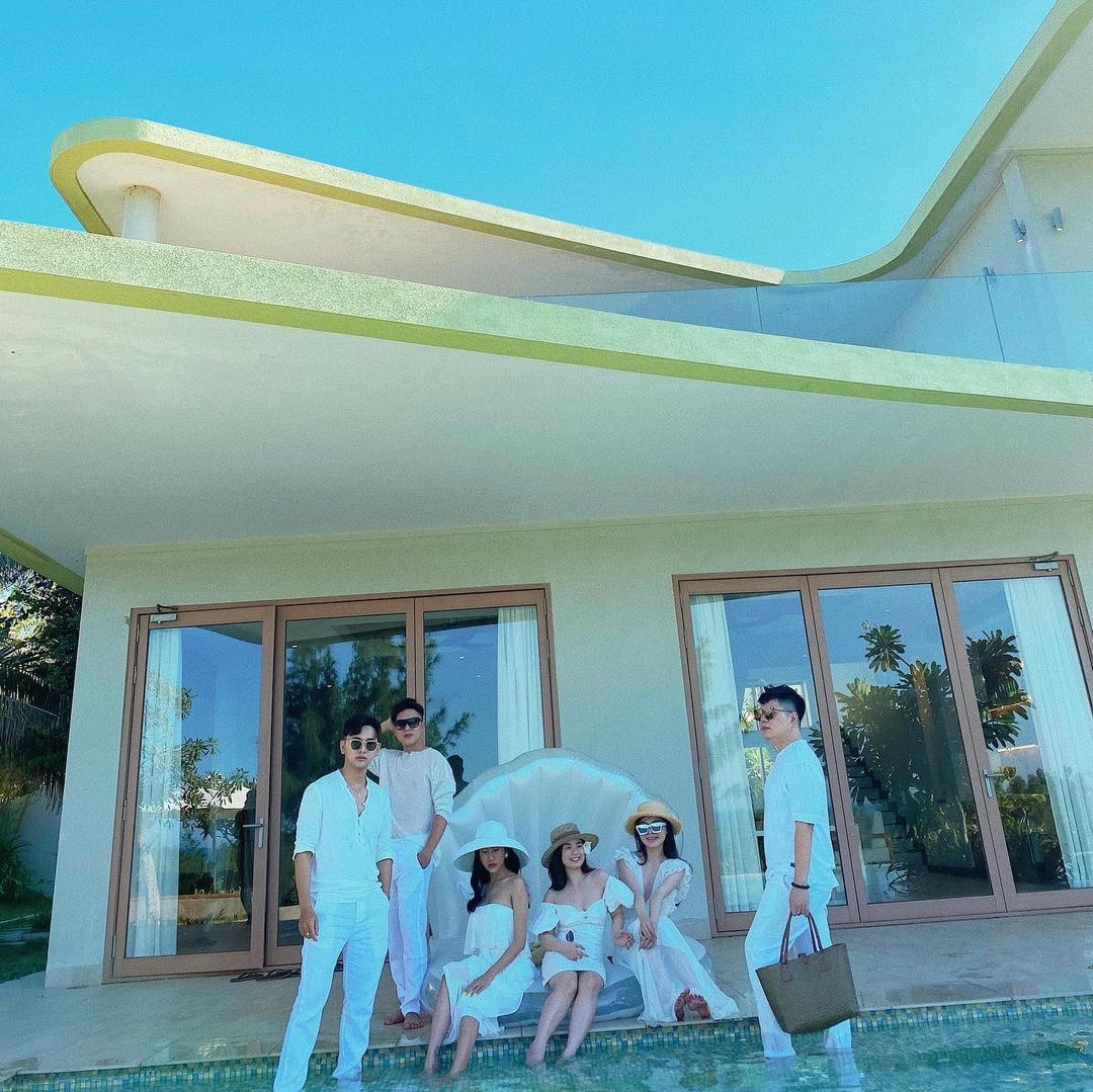 Nếu như khu khách sạn phù hợp cho những ai thích không khí náo nhiệt của những kỳ nghỉ mùa hè, thì các villa ven biển tại FLC Quy Nhơn lại là điểm đến phù hợp cho gia đình, nhóm bạn muốn tận hưởng không gian nghỉ dưỡng nhẹ nhàng, riêng tư. (Ảnh: uccana.authentic96).