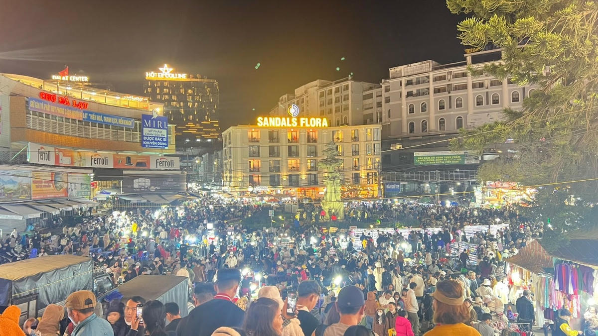 Khách du lịch đến chợ Đà Lạt tăng mạnh dịp Tết Quý Mão 2023.