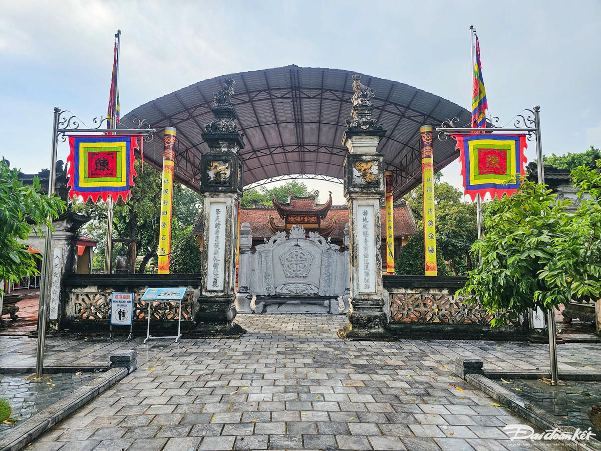 Theo thông tin từ Sở Du lịch tỉnh Ninh Bình, tên gọi của đền Trần Thương có nghĩa là kho lương của nhà Trần. Vào năm 1285, khi đi ngang qua đây, Trần Hưng Đạo thấy địa thế hiểm yếu nên cho đặt 6 kho lương để phục vụ việc kháng chiến chống quân Nguyên - Mông. Ảnh: Đình Minh