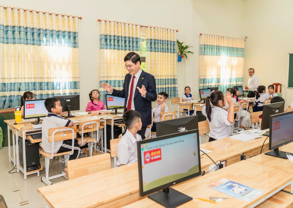 Ngoài những suất học bổng, NovaGroup còn xây mới khang trang và đầu tư trang thiết bị hiện đại cho nhiều trường học tại các địa phương.