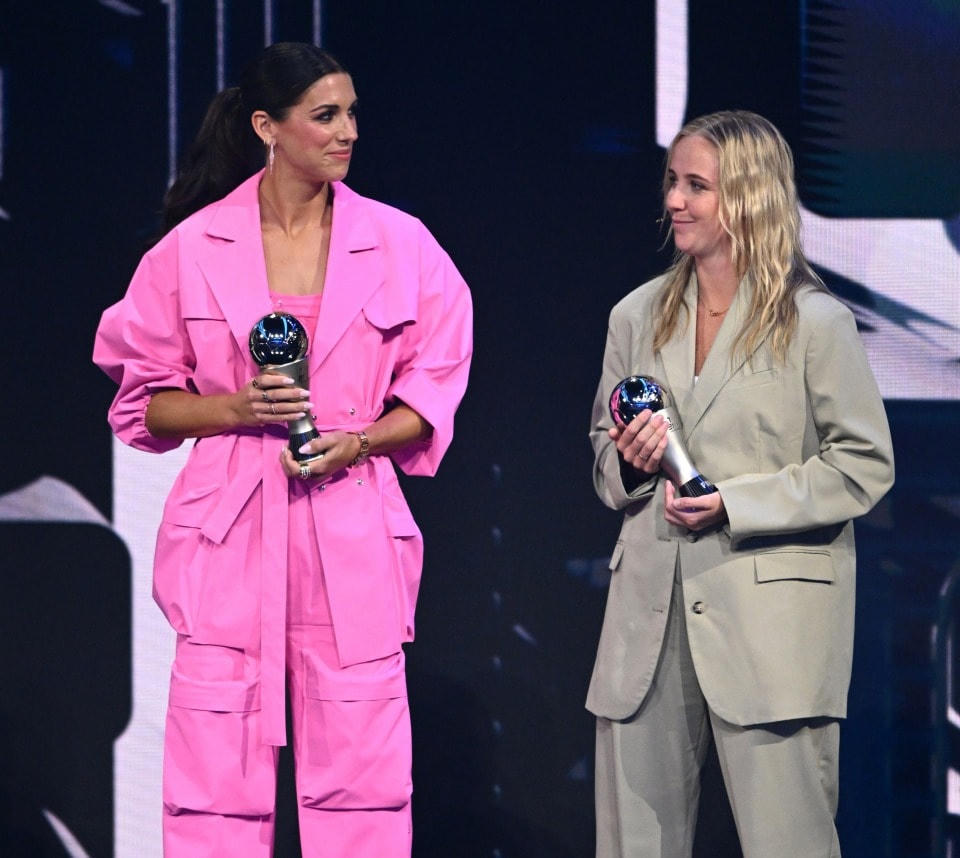 Cầu thủ Beth Mead và tiền đạo người Mỹ Alex Morgan nằm trong số những con át chủ bài có tên trong đội hình 11 nữ xuất sắc nhất của FIFA. Ảnh: Getty.