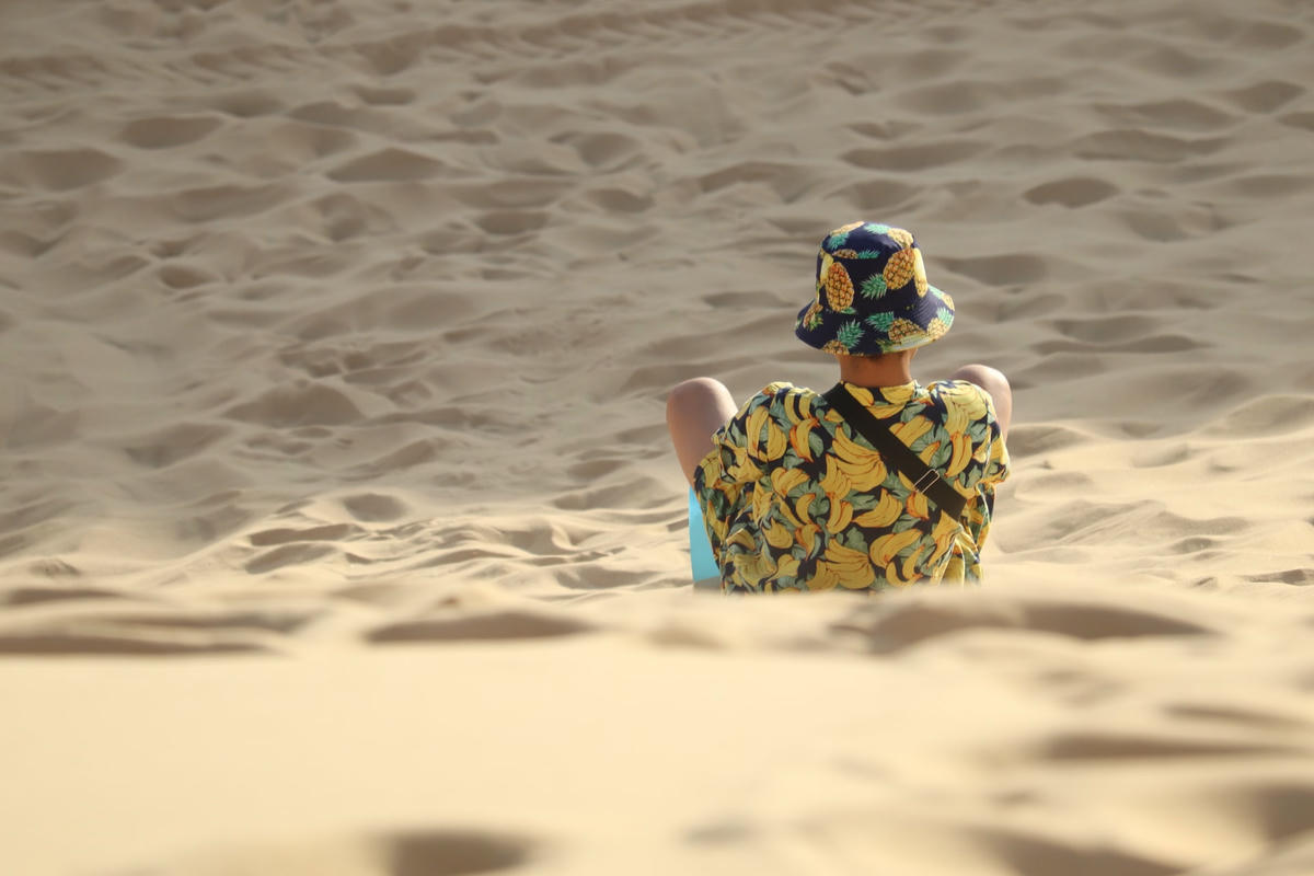 Chị Trần Ngọc Linh, du khách đến từ Hà Nội chia sẻ: “Chúng tôi đã trải nghiệm trò trượt cát này ở Phan Thiết, nhưng đến đây, cảm giác rất khác biệt. Mỗi lần trượt cát cho tôi cảm giác rất sảng khoái và thư giãn. Đồi cát ở đây cũng thật đẹp, nơi này lại gần bãi biển, các nhà hàng hải sản nên không mất quá nhiều thời gian để di chuyển và trải nghiệm tất cả các dịch vụ cùng lúc”.