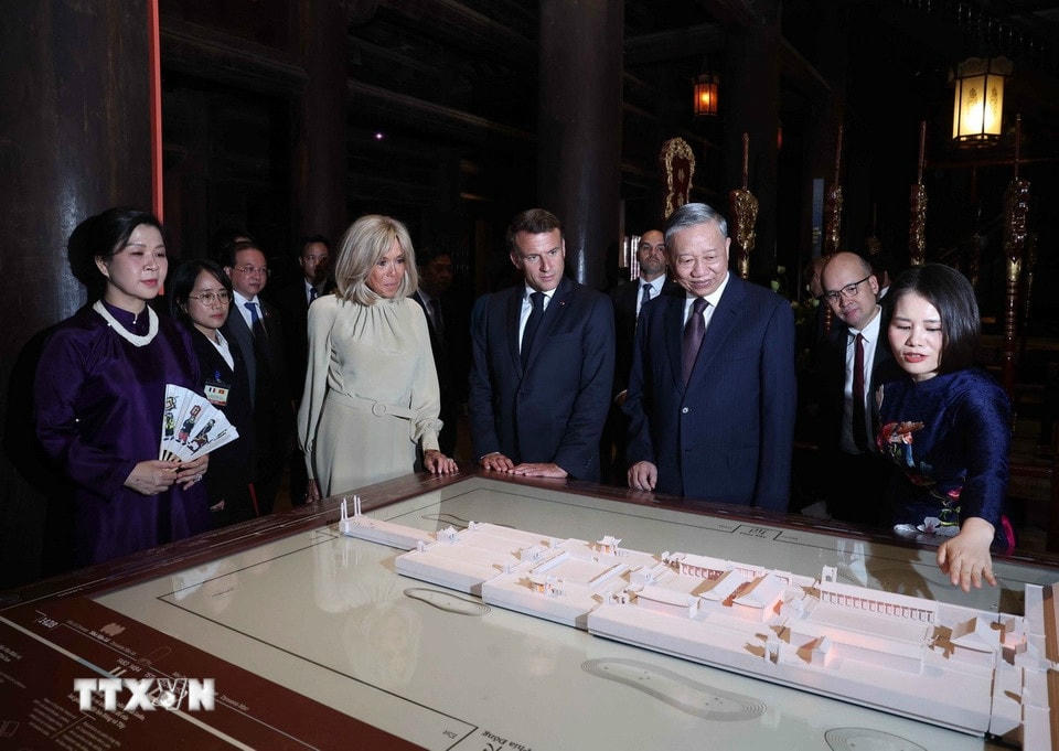 Tổng Bí thư Tô Lâm giới thiệu với Tổng thống Pháp Emmanuel Macron và Phu nhân về không gian Văn Miếu-Quốc Tử Giám. (Ảnh: Thống Nhất/TTXVN)