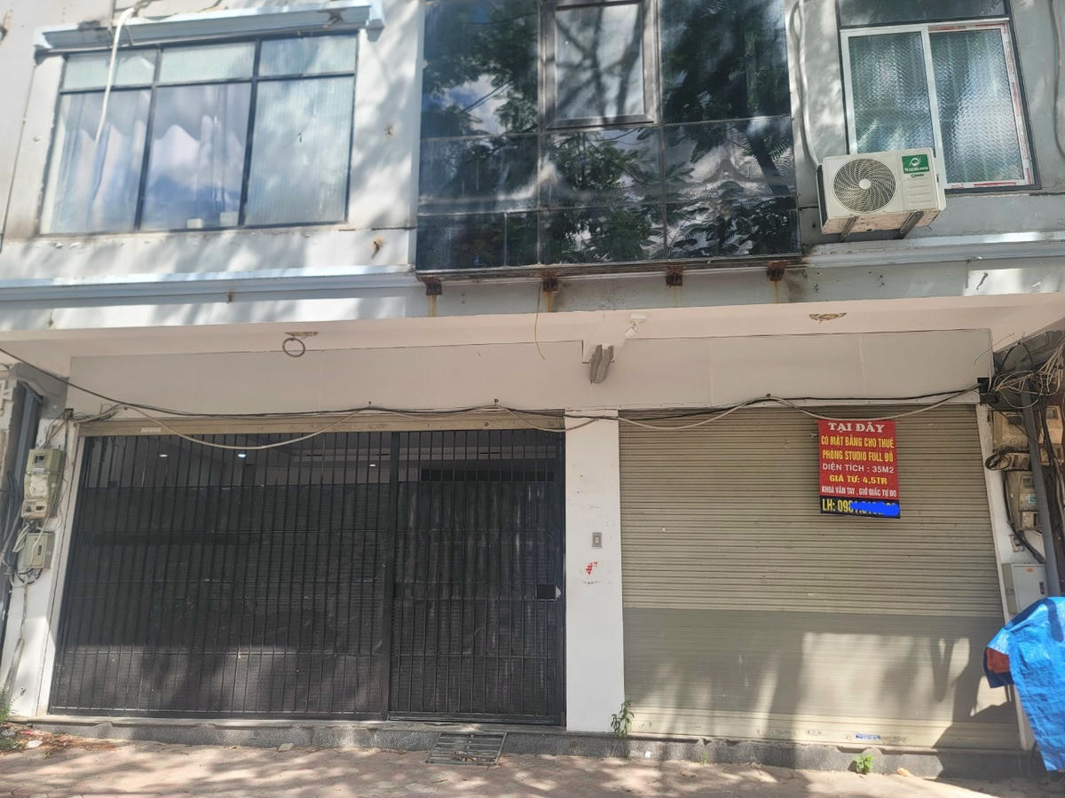 Chị Thu Hoài (sinh sống trên phố Vũ Tông Phan, Thanh Xuân) hiện nay tại đây mặt bằng bỏ trống, đóng cửa, treo biển cho thuê rất nhiều. Chỉ những cửa hàng kinh doanh đồ thiết yếu, hàng ăn còn trụ lại được, còn các cửa hàng khác đóng cửa hàng loạt rồi liên tục rời đi.