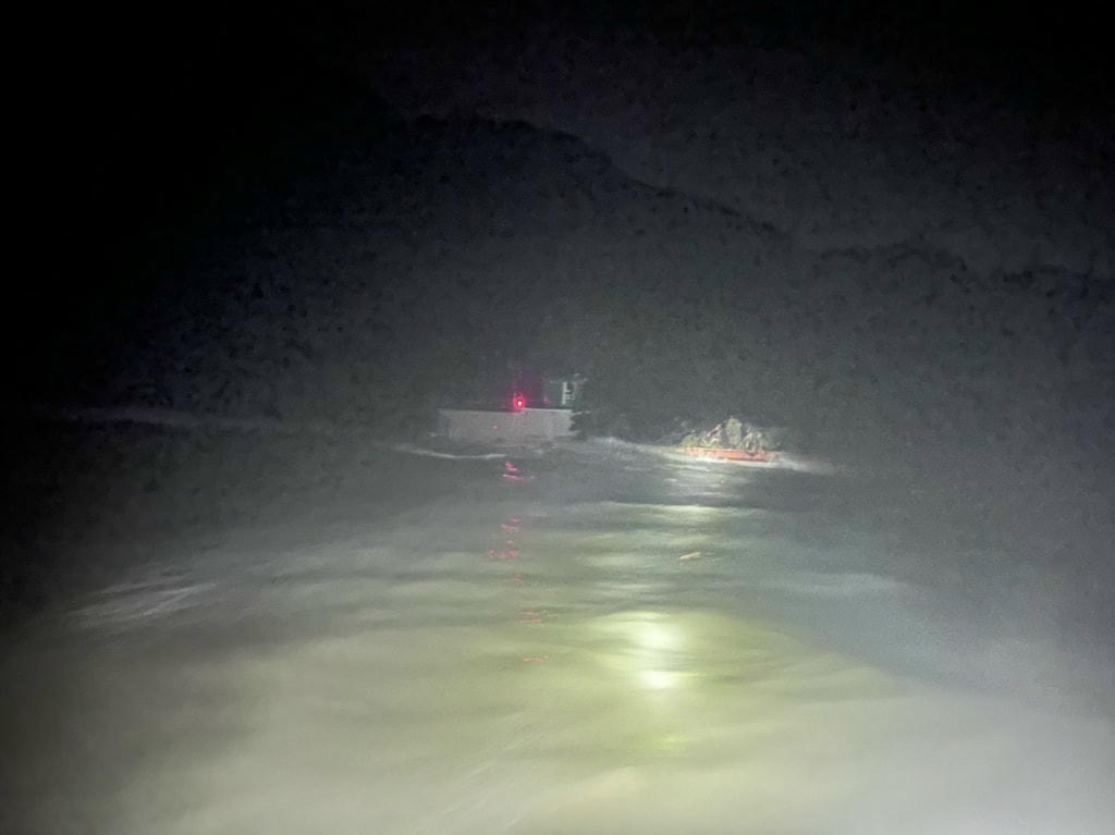 Xuồng cứu hộ, cứu nạn của Đồn Biên Phòng Quan Lạn và Ngọc Vừng tiếp cận tàu vận tải của Trung Quốc gặp nạn trên biển trong đêm.