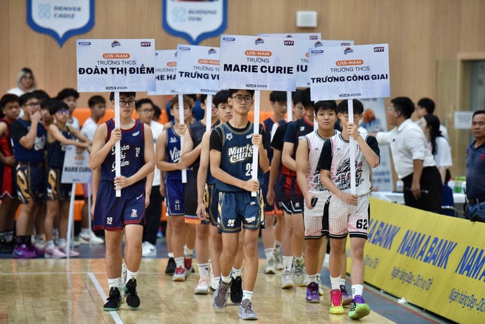 Đại diện U18 nam diễu hành tại lễ khai mạc. c82e95a5-fe58-4e14-b581-aa9c51d3c19d.jpg