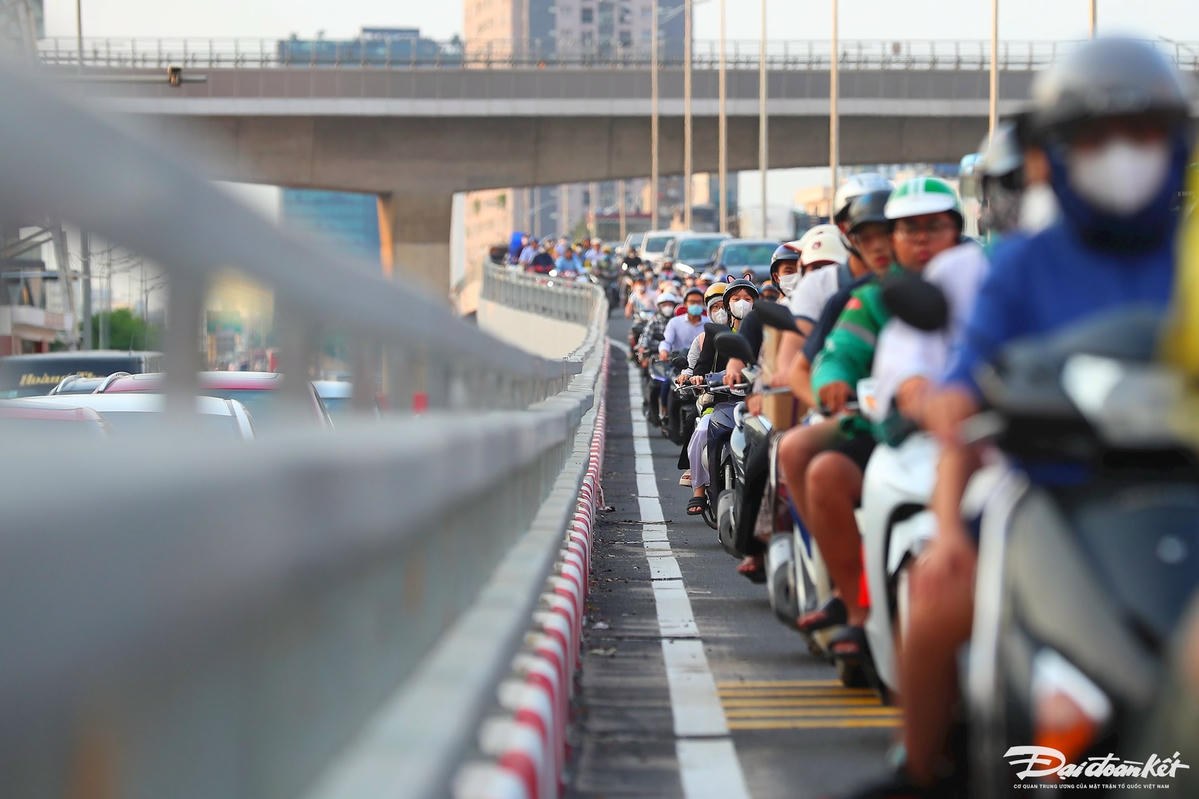 Đáng chú ý, vào sáng cùng ngày, sau khi cầu vượt Mai Dịch chính thức được đưa vào khai thác, sử dụng thì không còn cảnh ùn tắc tại nút giao này trong giờ cao điểm. Song, đến giờ cao điểm chiều dòng phương tiện hướng từ đường Phạm Văn Đồng đi Phạm Hùng lại xảy ra tình trạng ùn tắc kéo dài.