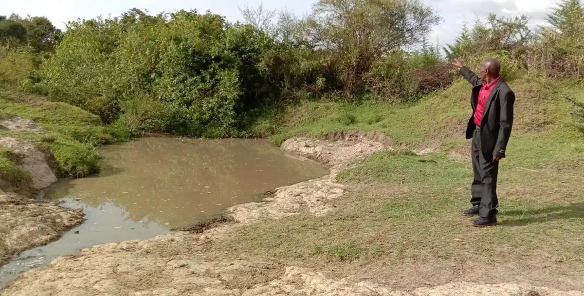 David Sigei chỉ ra một khu vực gần đây được bảo đảm để thực hiện các nghi lễ nhập môn Kipsigis. Ảnh: Wesley Langat.