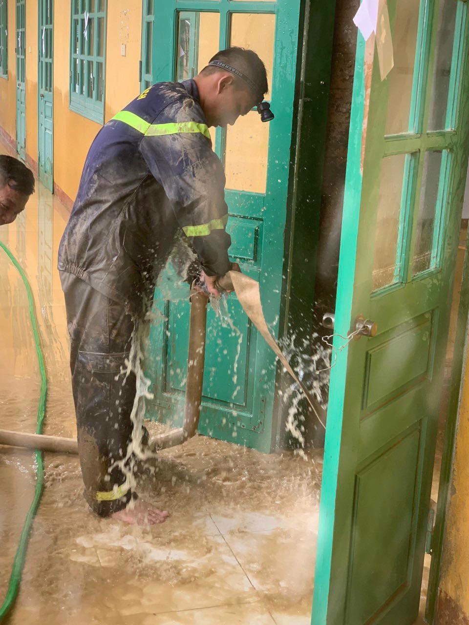 Sau khi giải cứu hơn 100 học sinh bị mắc kẹt, Quan Ngọc Hoàng còn tham gia dọn dẹp trường học. Ảnh CATQ