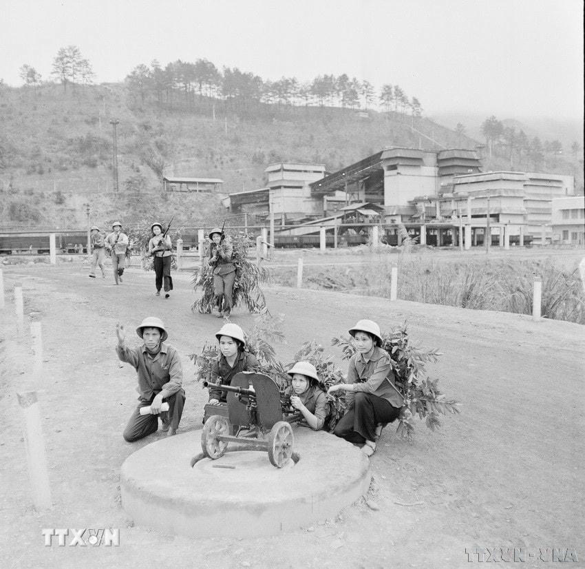 Tự vệ mỏ Vàng Danh, Quảng Ninh, không ngừng luyện tập, tăng cường công tác bảo vệ xí nghiệp, sẵn sàng đánh thắng mọi âm mưu của địch trong bất kỳ tình huống nào. (Ảnh: TTXVN)