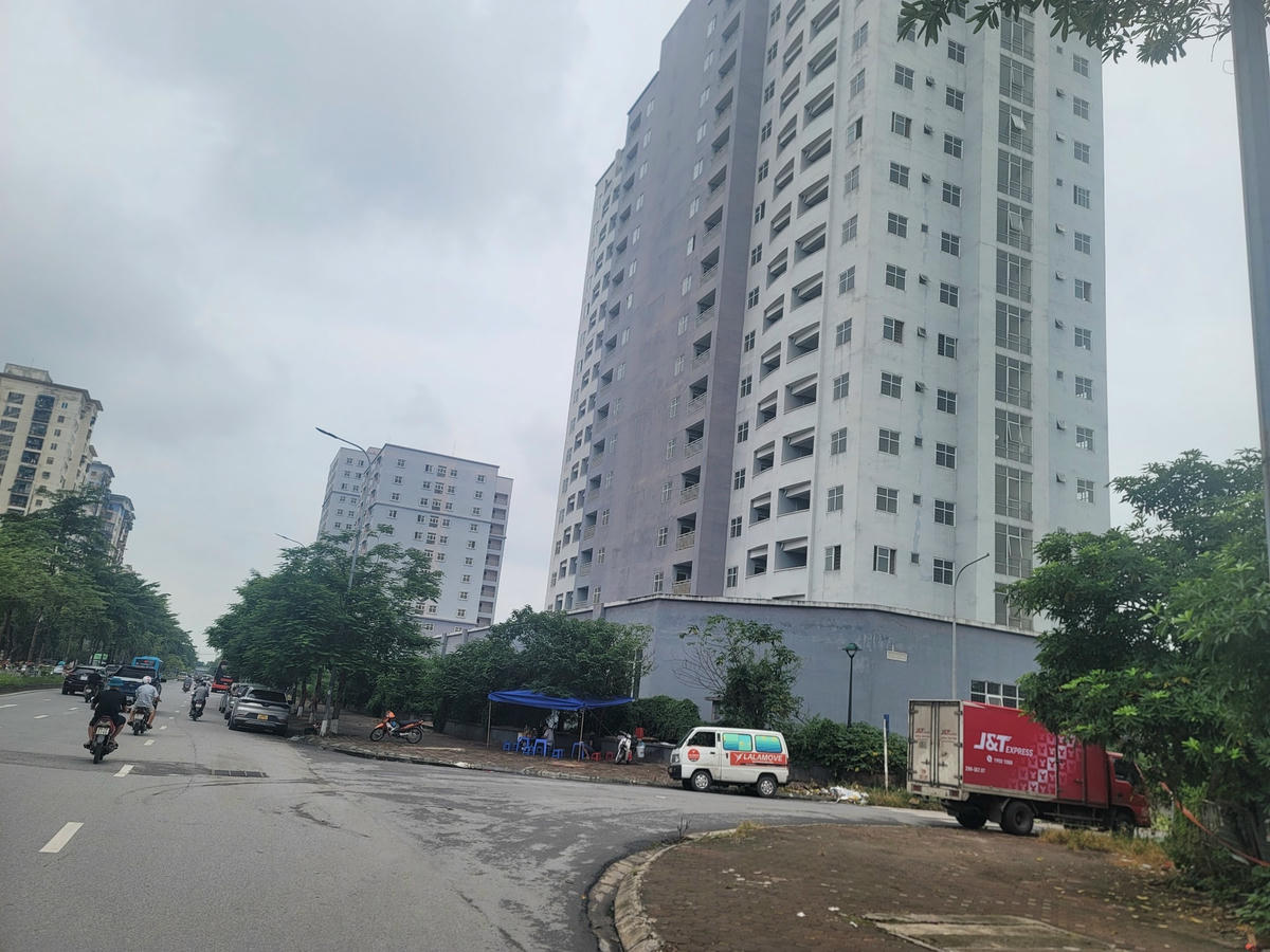 Mặc dù nằm trên