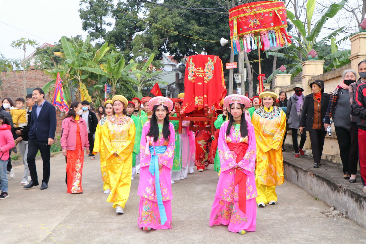 Chúa gái ngồi trên ngai và được các thanh niên nữ tú của làng Vi và làng Trẹo rước.