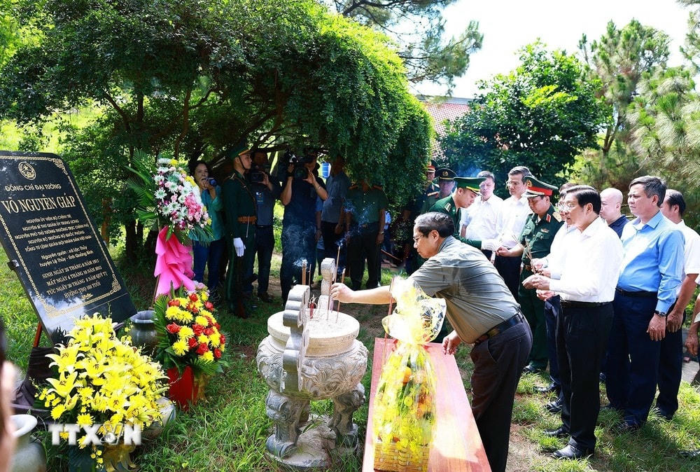 Thủ tướng Phạm Minh Chính dâng hương, viếng mộ Đại tướng Võ Nguyên Giáp tại Vũng Chùa, Đảo Yến. (Ảnh: Dương Giang/TTXVN) ttxvn_thu tuong dang huong Vo Nguyen Giap (2).jpg