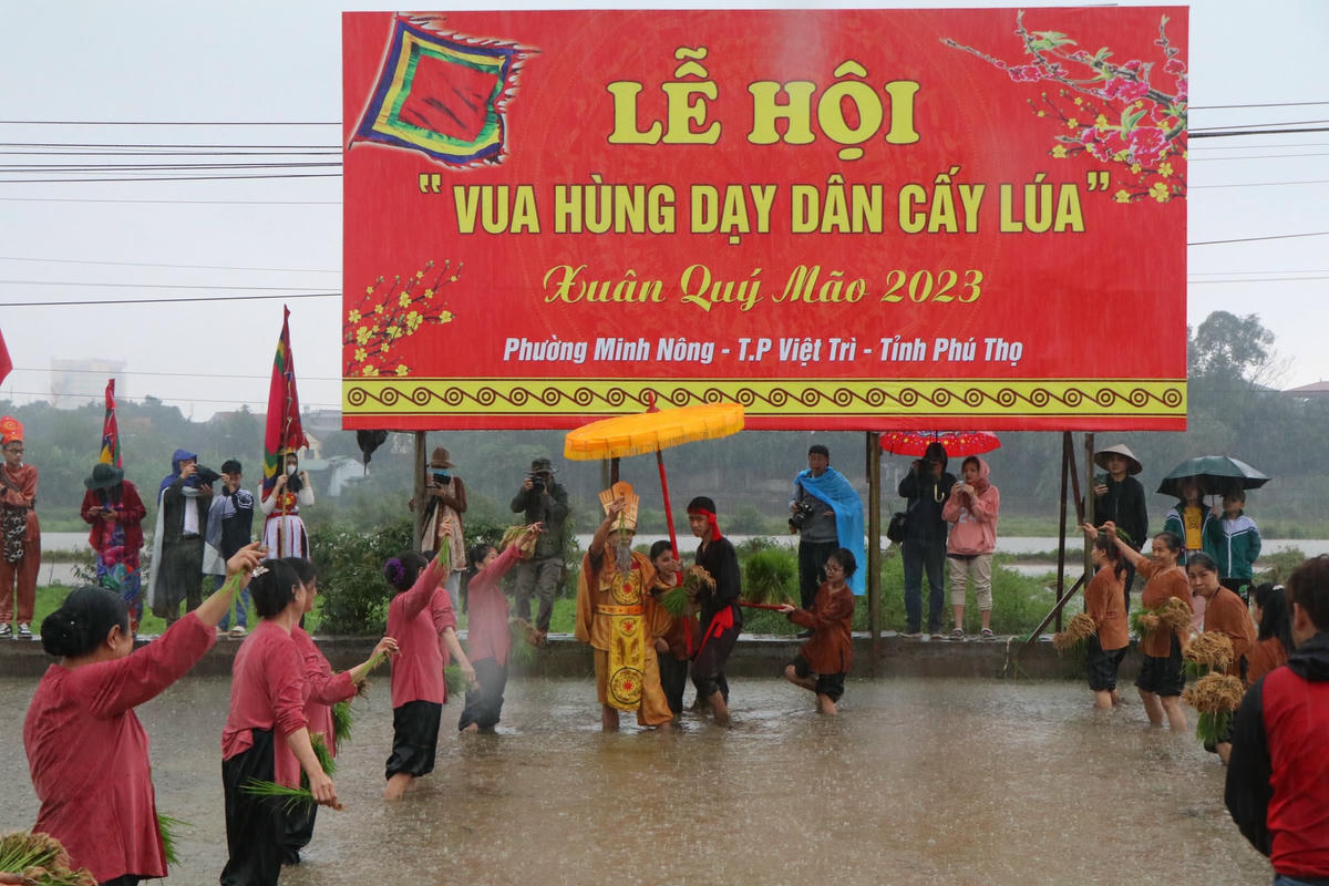 Vua Hùng xuống ruộng dạy dân cấy lúa