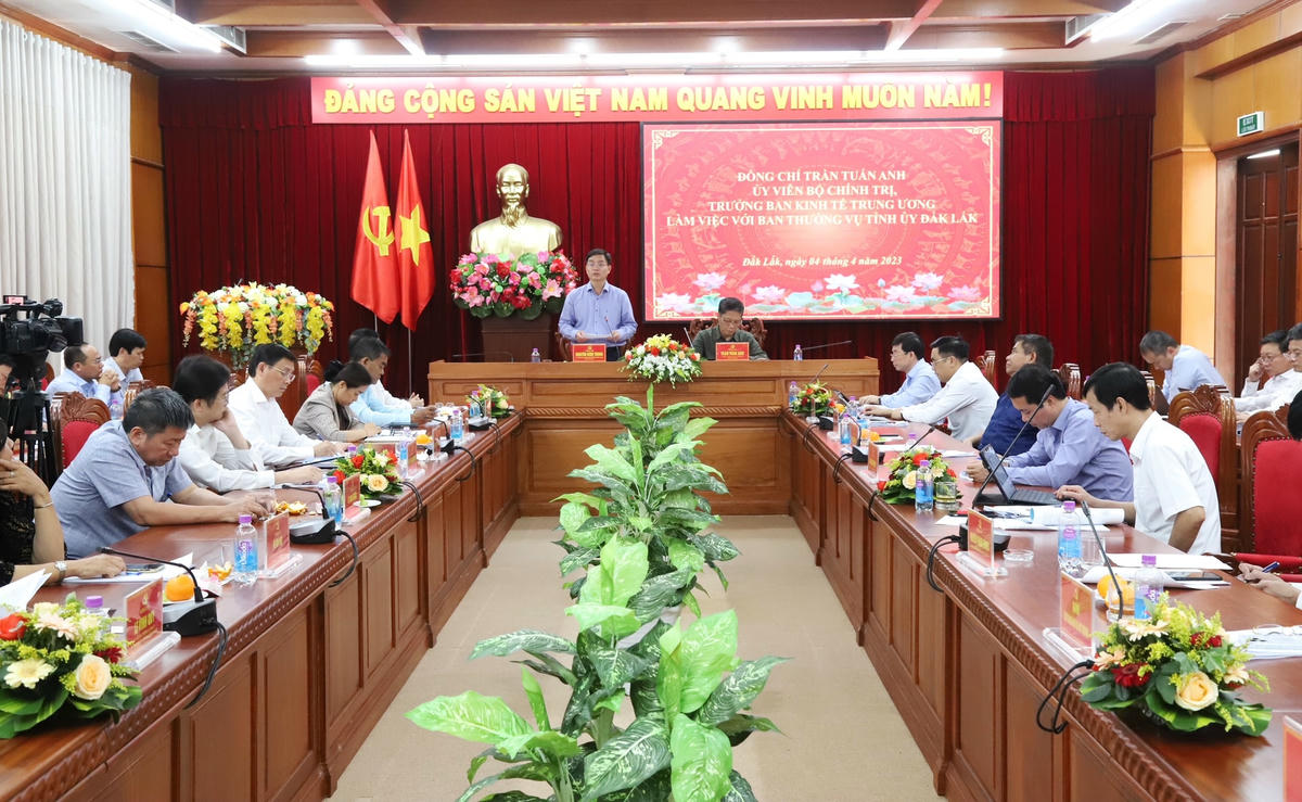 Bí thư Tỉnh ủy Đắk Lắk Nguyễn Đình Trung phát biểu tại buổi làm việc..