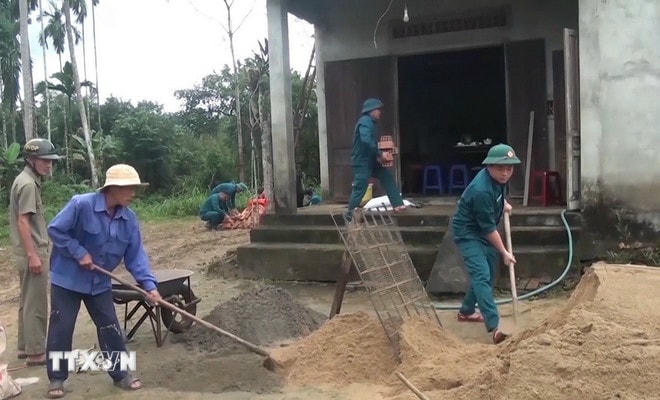 Quân và dân tỉnh Quảng Ngãi cùng chung tay xóa nhà tạm, nhà dột nát. (Ảnh: Hải Âu/TTXVN) ttxvn-quang-ngai-hoan-thanh-chuong-trinh-xoa-nha-tam-nha-dot-nat4.jpg
