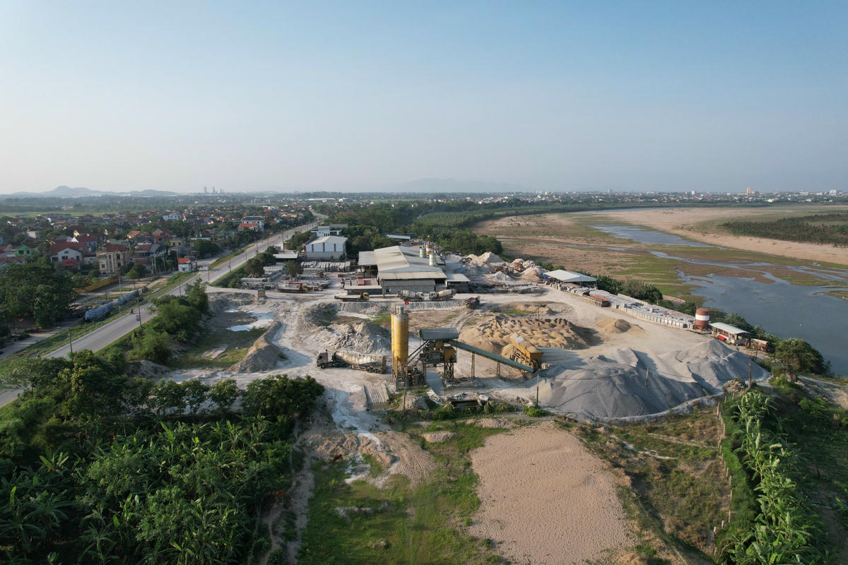 Bến của Công ty cổ phần Thượng Long (xã Cao Xá, huyện Lâm Thao) dù không có giấy phép nhưng vẫn đang hoạt động. Theo thông báo của Sở Giao thông vận tải Phú Thọ tại huyện Lâm Thao có 5 bến không có giấy phép và 1 bến hết hạn nhưng đang hoạt động.