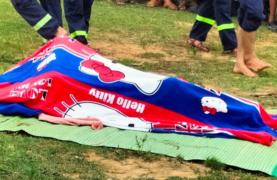 Hiện, thi thể đã được đưa vào bờ. Lực lượng chức năng đang tiến hành các thủ tục theo quy định.