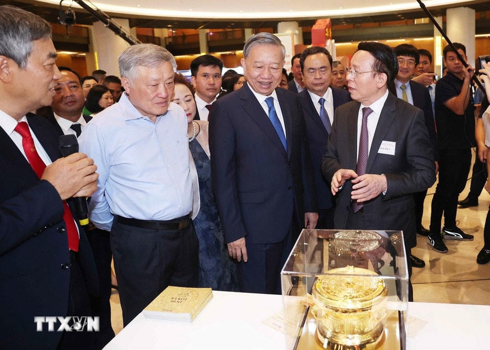 Tổng Bí thư Tô Lâm và các đại biểu tham quan triển lãm 