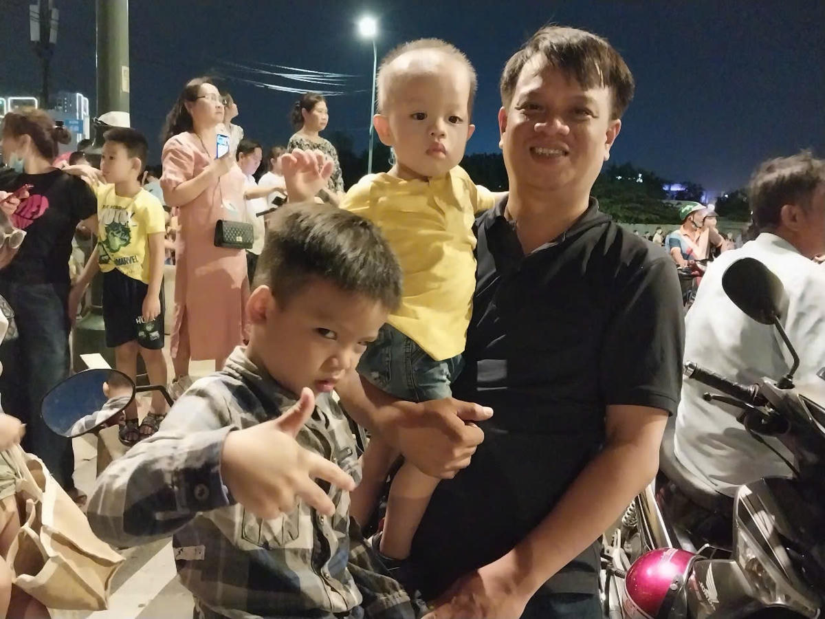 Nhiều gia đình bồng bế con nhỏ đi xem bắn pháo hoa tầm cao ở khu vực hầm Thủ Thiêm