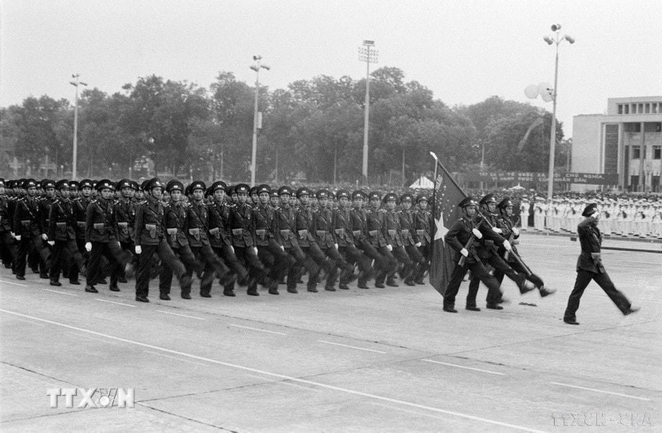 Khối sỹ quan Quân đội nhân dân Việt Nam tiến qua lễ đài. (Ảnh: Xuân Lâm/TTXVN)