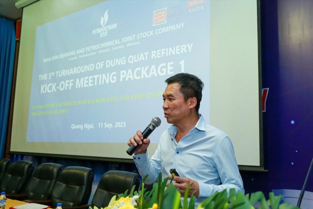 Đại diện nhà thầu gói 1 trình bày năng lực, kế hoạch thực hiện và cam kết tiến độ.