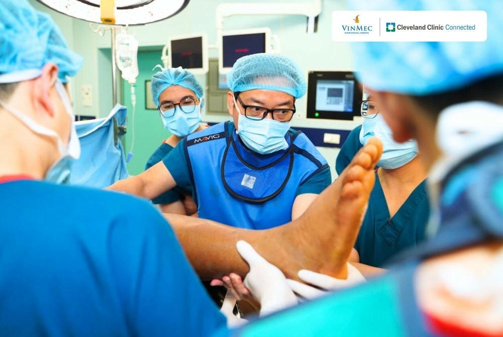 GS.TS.BS Trần Trung Dũng xem xét cẩn thận