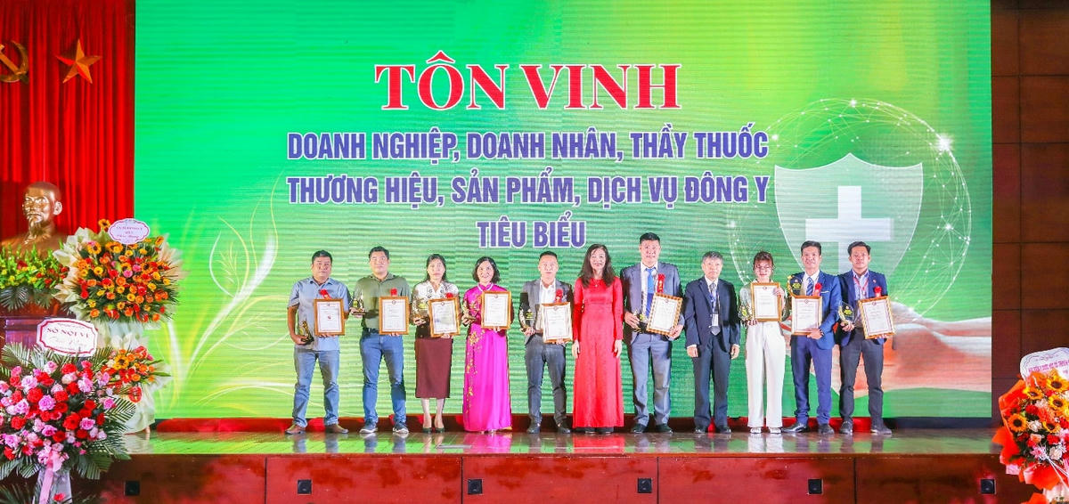 Tổng Giám đốc Lê Thị Bình (thứ 4 từ trái sang) được vinh danh tại Lễ tôn vinh.
