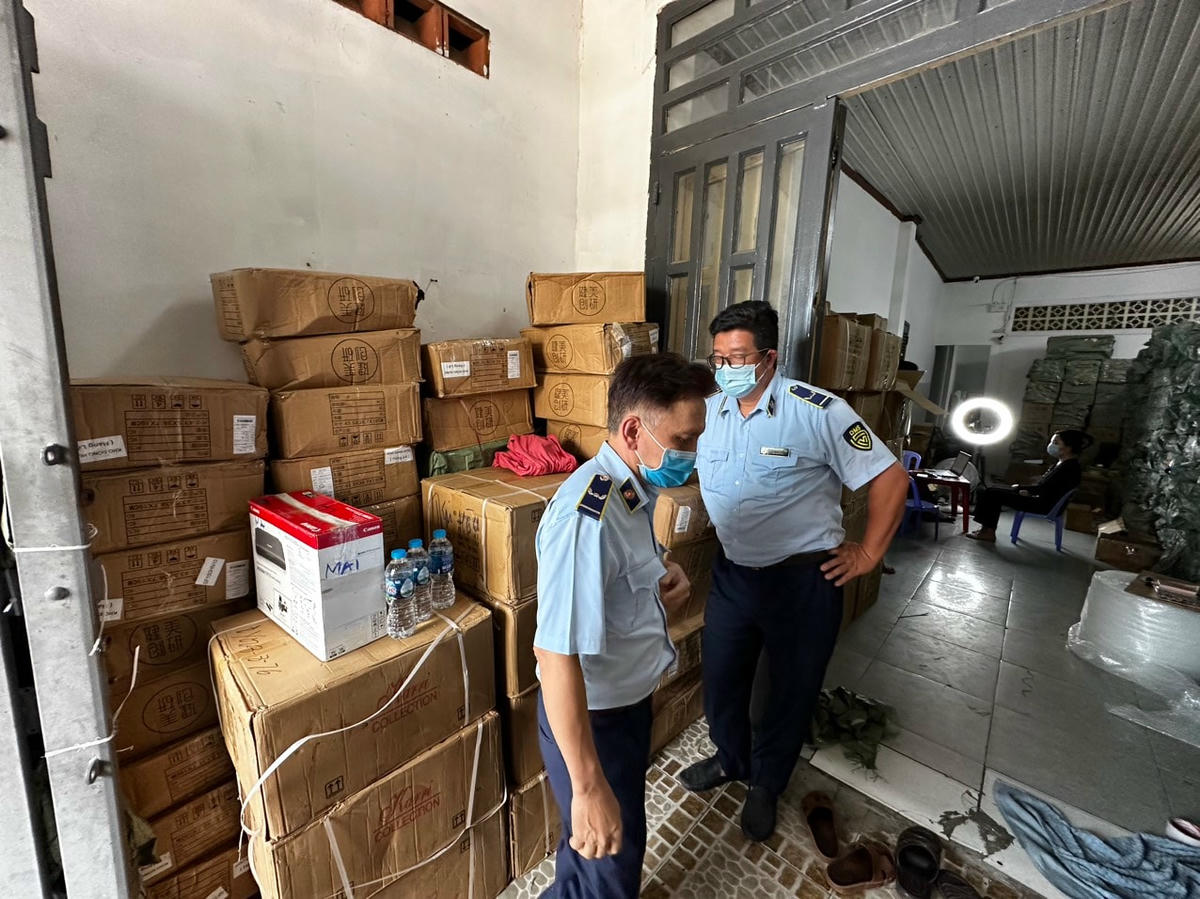 Lượng lực quản lý thị trường phát hiện và kiểm tra các điểm kinh doanh mỹ phẩm không rõ nguồn gốc.