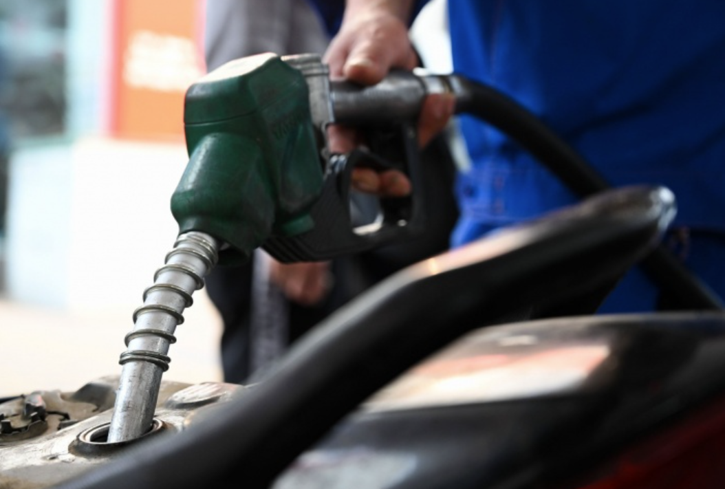 Giá xăng giảm mạnh hơn 200 đồng-ddk