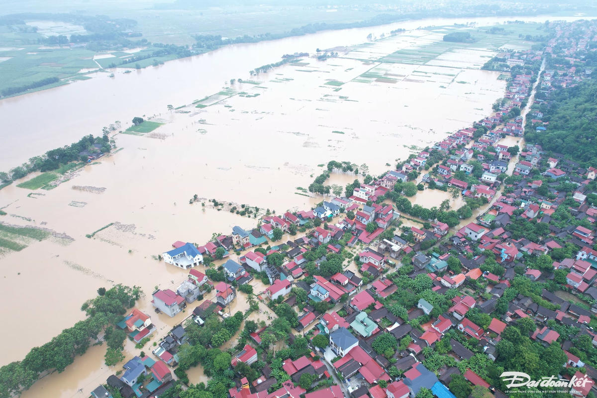 Nước trên sông Mã tràn qua bãi sông, làm ngập lụt gần 170 hộ dân ở xã Vĩnh Yên, huyện Vĩnh Lộc. Ảnh: Đình Minh