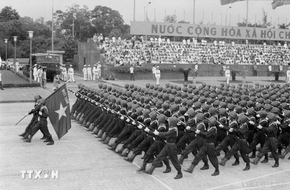 Khối chiến sỹ Hải quân đánh bộ tiến qua lễ đài. (Ảnh: Kim Hùng/TTXVN)