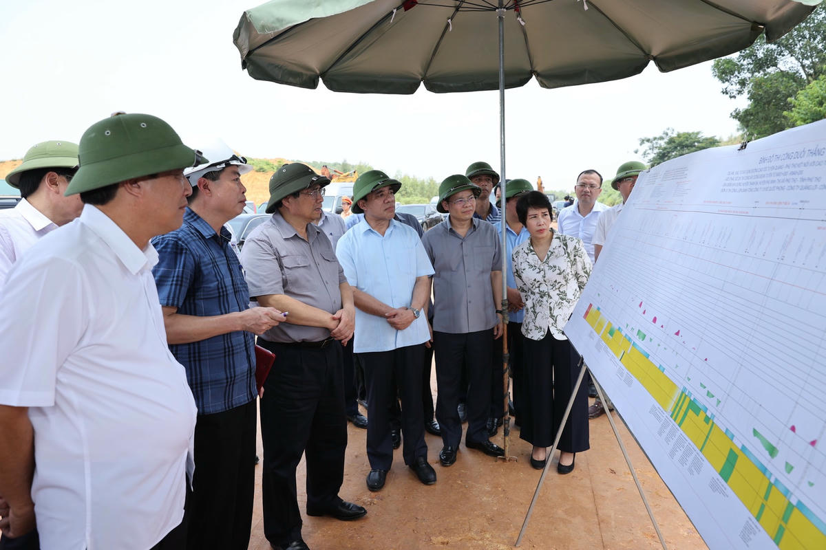 trên đường di chuyển về thành phố Việt Trì - trung tâm hành chính của tỉnh Phú Thọ, Thủ tướng Phạm Minh Chính dừng lại kiểm tra tiến độ thực hiện dự án cao tốc Tuyên Quang – Phú Thọ lúc 12h30. Dự án đầu tư xây dựng đường cao tốc Tuyên Quang - Phú Thọ kết nối với cao tốc Nội Bài - Lào Cai có tổng chiều dài 40,2 km. Trong đó, đi trên địa phận tỉnh Tuyên Quang khoảng 11,63 km, đi trên địa phận tỉnh Phú Thọ khoảng 28,57 km. Tổng mức đầu tư của dự án sau điều chỉnh là 3.712 tỷ đồng từ nguồn vốn ngân sách Trung ương và vốn ngân sách địa phương, chia thành 2 giai đoạn.