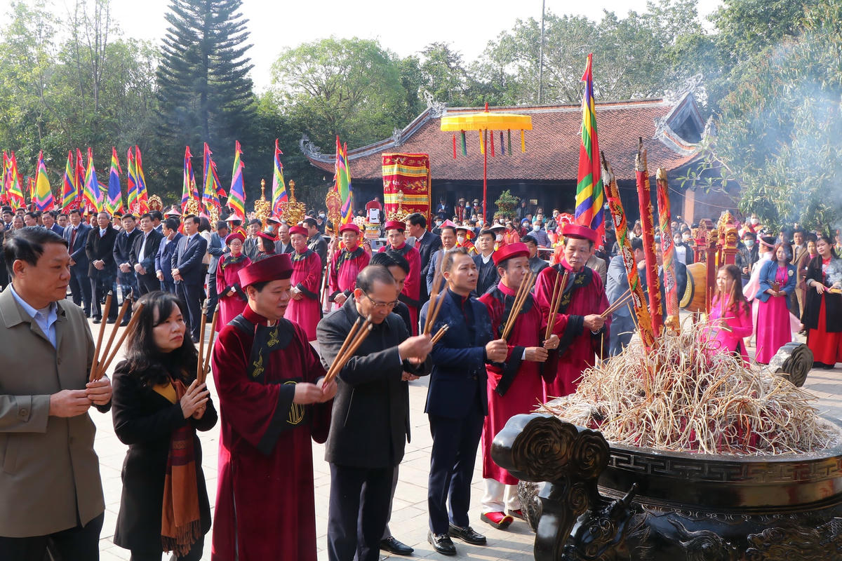 Lãnh đạo tỉnh Phú Thọ và Hạ Hoà kính cẩn dâng những nén nhang tri ân, tưởng nhớ công đức của Tổ Mẫu Âu Cơ
