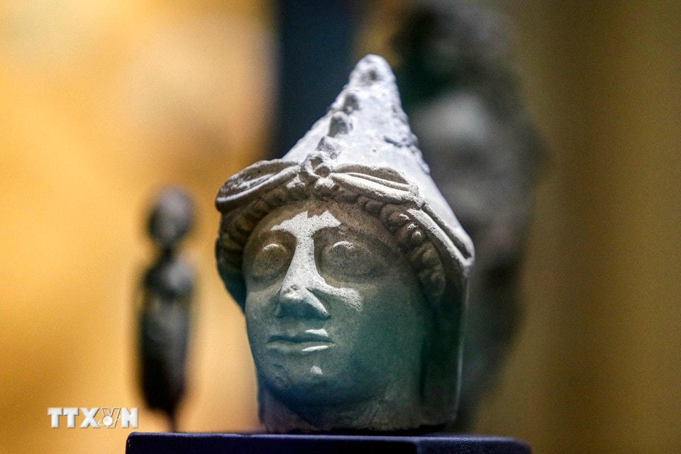 Viện bảo tàng quốc gia Alexandria của Ai Cập vừa trưng bày triển lãm 86 hiện vật quý giá được khai quật dưới đáy Địa Trung Hải. Triển lãm mang tên 