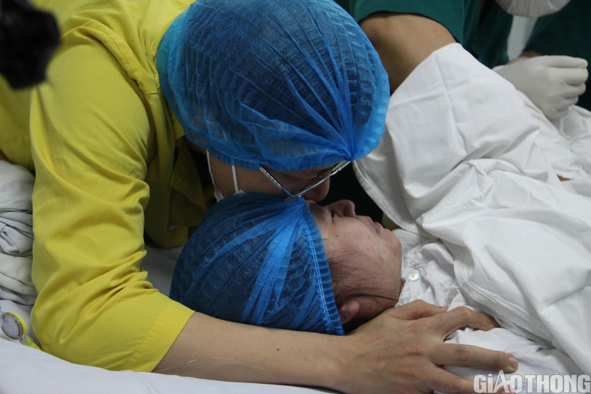 Hình ảnh công dân nhí đầu tiên của năm 2024 chào đời ở Hà Nội- Ảnh 4.