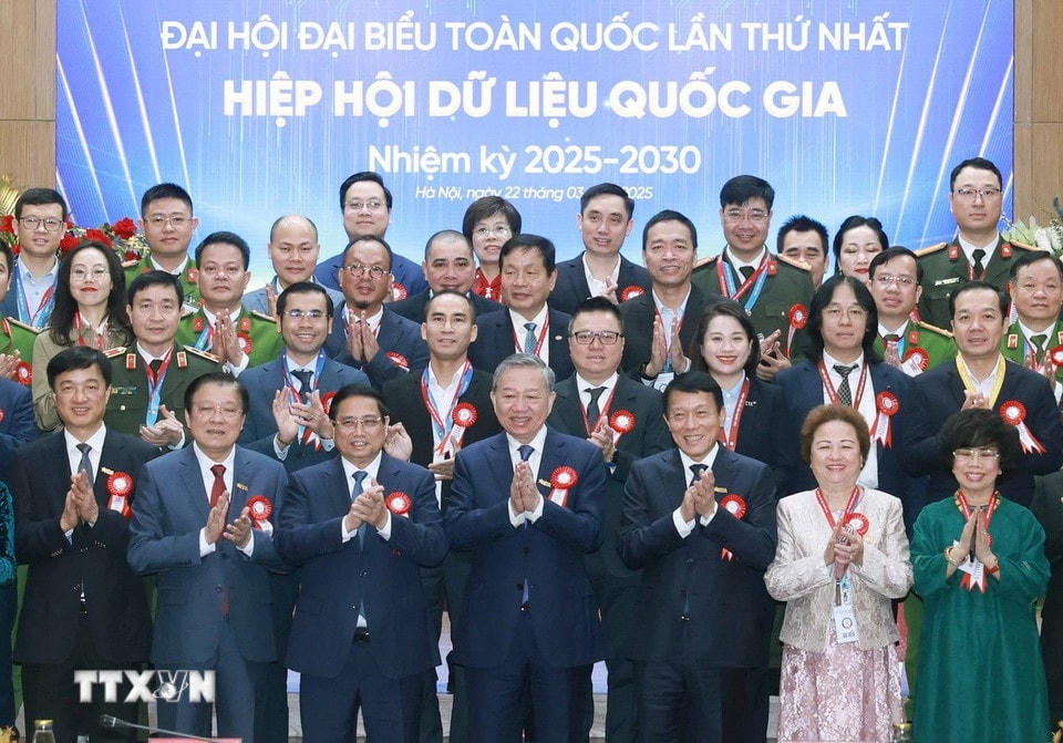 Tổng Bí thư Tô Lâm, Thủ tướng Phạm Minh Chính và các đại biểu. (Ảnh: Thống Nhất/TTXVN)