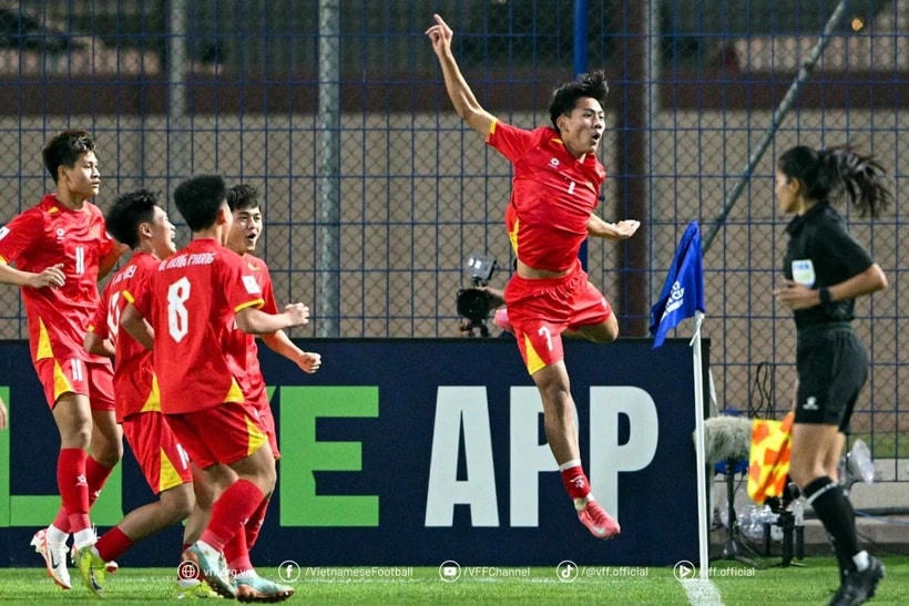 Hoàng Trọng Duy Khang (số 7) lập công giúp U17 Việt Nam có trận hòa 1-1 trước U17 Australia tại Vòng Chung kết U17 châu Á 2025. (Ảnh: VFF)