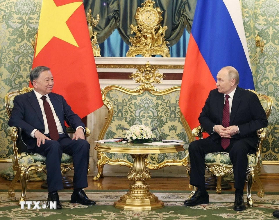 Tổng Bí thư Tô Lâm hội đàm hẹp với Tổng thống Nga Vladimir Putin. (Ảnh: Thống Nhất/TTXVN)