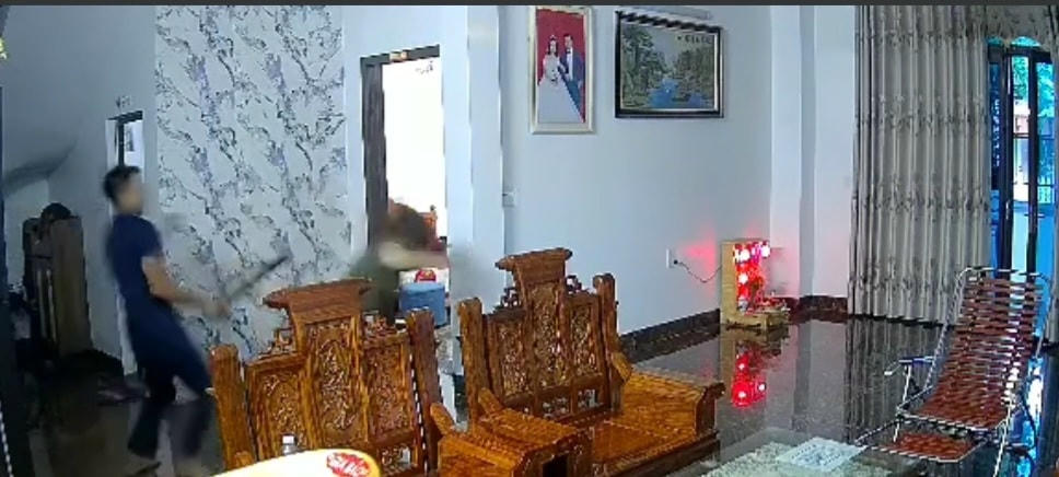 Hình ảnh ông Tr. dùng điếu đánh bà Ph.: Ảnh cắt từ clip