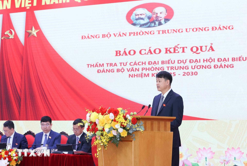 Đồng chí Nguyễn Mạnh Thắng, Chủ nhiệm Ủy ban Kiểm tra Đảng ủy Văn phòng Trung ương Đảng trình bày báo cáo thẩm tra tư cách đại biểu. (Ảnh: Phương Hoa/ TTXVN)