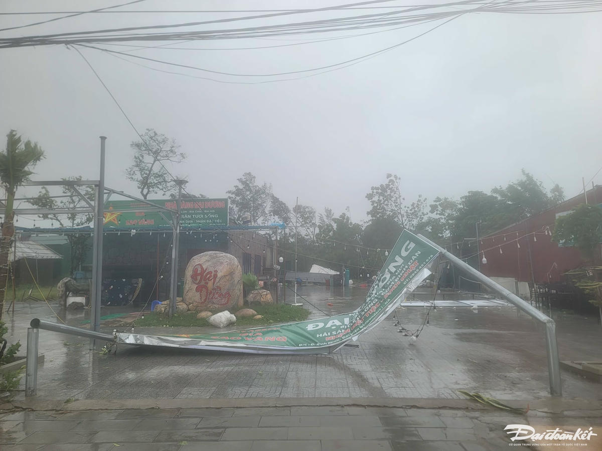 Tại một nhà hàng khác, biển quảng cáo bị gãy đổ do ảnh hưởng của bão số 5. 