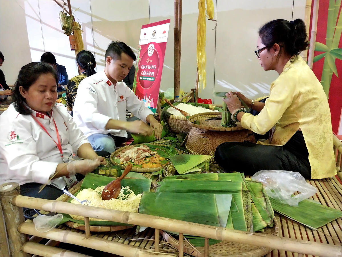 Tại ngày hội, có một số gia hàng thực hiện gói bánh chưng, bánh tét.