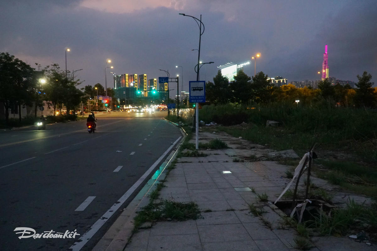 Đoạn đường này hệ thống đèn chiếu sáng chưa hoàn thiện, nhiều đoạn chưa có đèn chiếu sáng, gây nguy hiểm cho người đi đường.