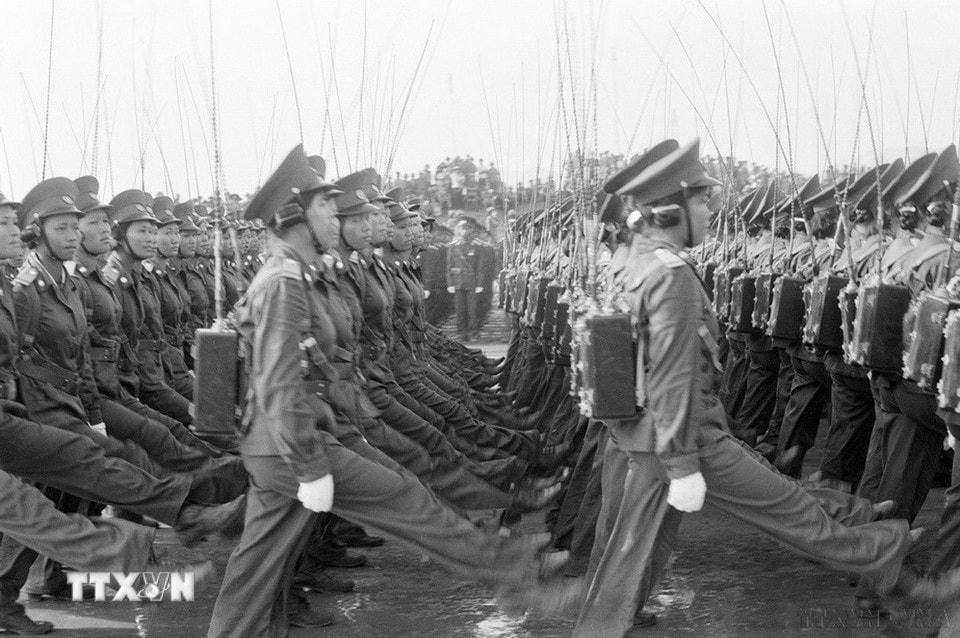 Khối nữ chiến sỹ thông tin diễu qua lễ đài. (Ảnh: Hồng Thụ/TTXVN)